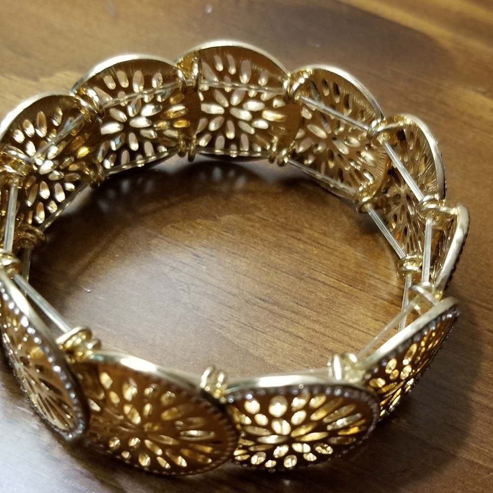 Goldtone stretch bracelet.